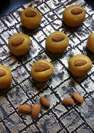 A picture of Besan ladoo.