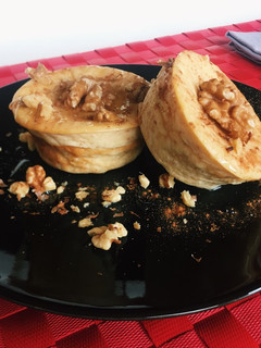 Una foto de Mini tartas de requesón con miel y nueces