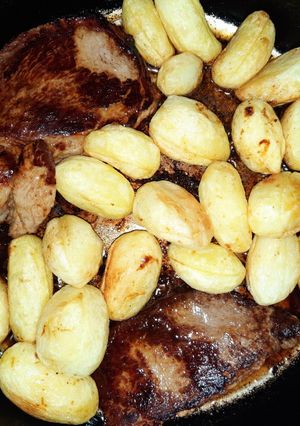 Une photo de Steak a la poêle accompagné de pommes de terre 🍽