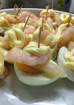 Una foto de Canapé de huevo, espárragos, y langostinos 