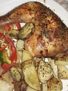 Una foto de Pollo al horno con verduras