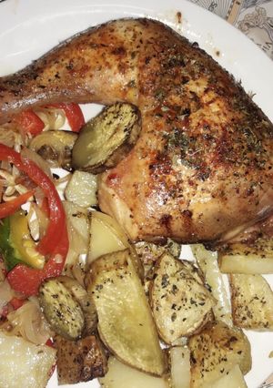 Una foto de Pollo al horno con verduras