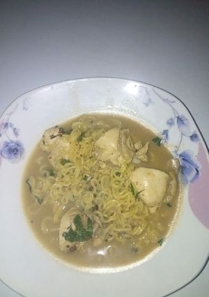 A picture of Chicken noodle pepper soup.