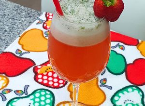 Una foto de 🍹Limonada de frutilla con jengibre y menta 🍓🍋🍃