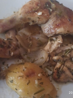 Una foto de Domingo pollo al horno con cerveza romero y limón