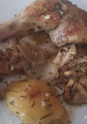 Una foto de Domingo pollo al horno con cerveza romero y limón