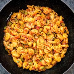 A picture of Indian style macaroni.