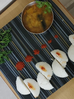 ઈડલી સંભાર (Idli Sambhar Recipe In Gujarati) રેસીપી મુખ્ય ફોટો