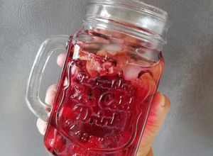 Una foto de Tisana fría de manzana, fresa y jamaica