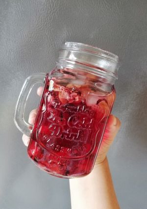 Una foto de Tisana fría de manzana, fresa y jamaica