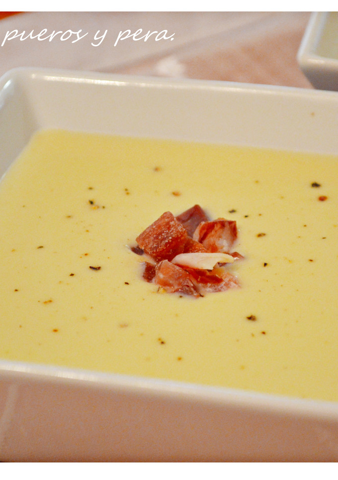 Una foto de Crema de puerro y pera con jamón. (Thermomix)