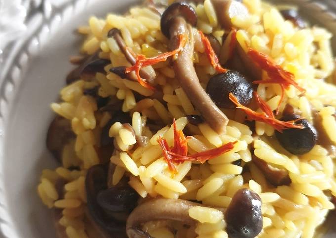 Ricetta di Perfetto Risotto funghi pioppini e zafferano