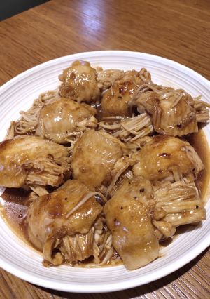 A picture of Chicken Wings Stuffed with Thread Mushroom.