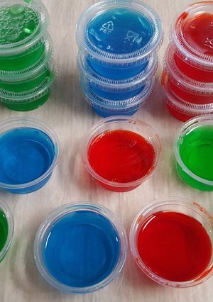 Una foto de Jello Shots/Gelatinas con Licor