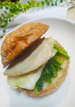 菠菜里雞肉排蛋堡 的食譜成品照片