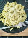 Tagliatelle de espinacas con salsa Alfredo