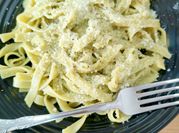 Una foto de pasta con espinacas