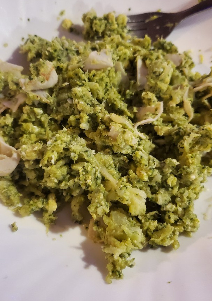 Una foto de Revuelto de huevo con brócoli y pavo