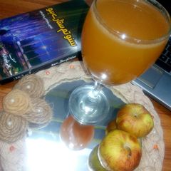 A picture of Fresh apple juice.