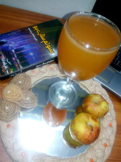 A picture of Fresh apple juice.