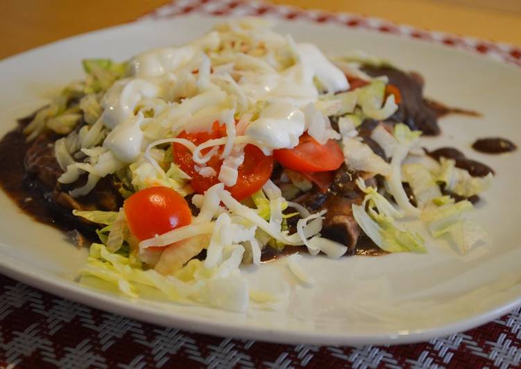 Enfrijoladas - Tortillas con fagioli neri e pollo