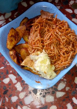 A picture of Spaghetti plantain and fried eggs.