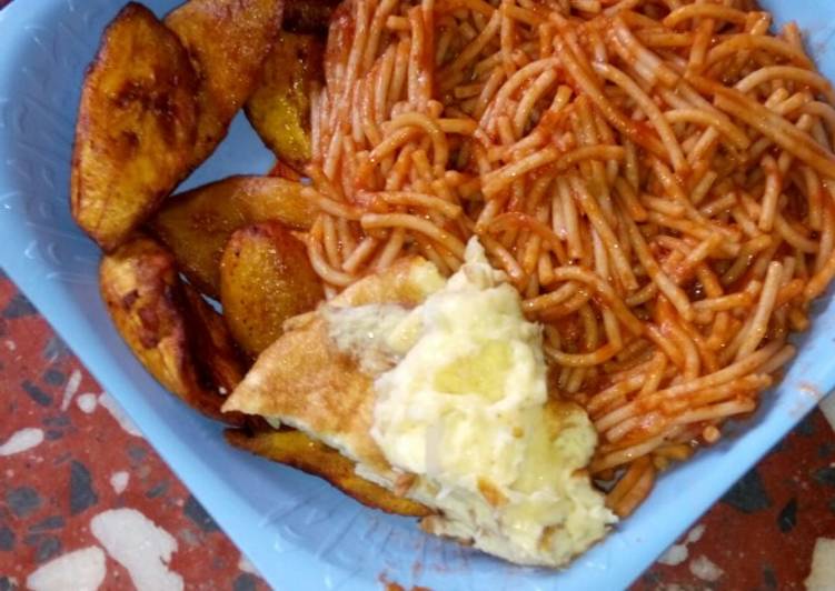 Spaghetti plantain and fried eggs