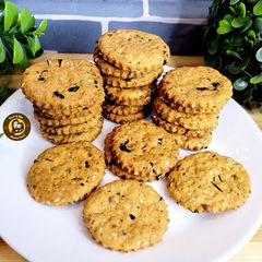 A picture of Baked Crispy Crunchy Cheesy Spicy Matri Crackers.