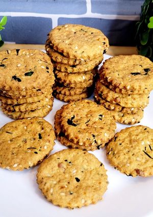 A picture of Baked Crispy Crunchy Cheesy Spicy Matri Crackers.