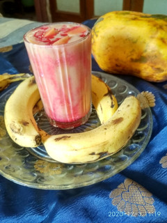 બનાના-પપૈયા સ્મૂધી (Banana papaya smoothie recipe in Gujarati) રેસીપી મુખ્ય ફોટો