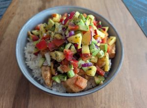 Une photo de Bowl saumon avocat nectarine