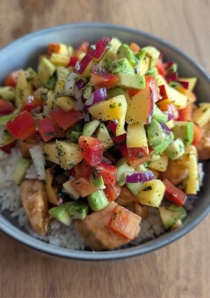 Une photo de Bowl saumon avocat nectarine