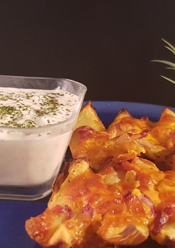 Una foto de Patatas skin con bacon, queso y salsa