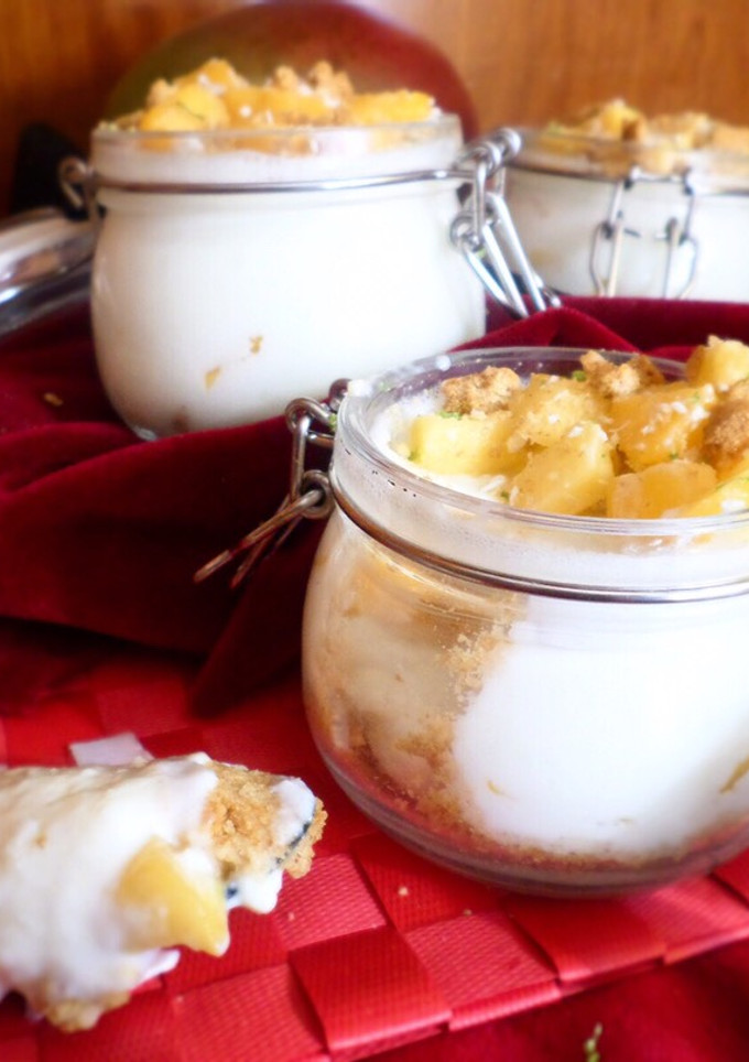 Una foto de Vasitos cheesecake de mango con toque de lima y coco