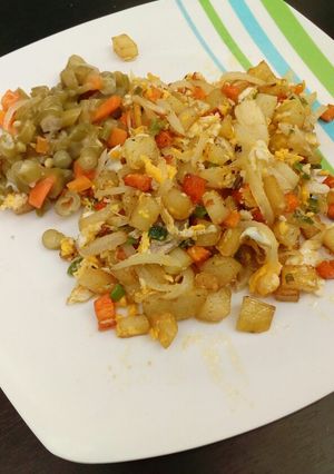 Una foto de Papas con zanahorias y huevos