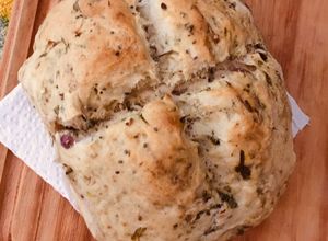 Una foto de PAN CON VERDEOS Y AJO 😋🤗🍞🥖🍞🧄🧅🥬🤗😋🤗
