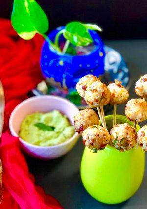 A picture of Sabudana vada lollipops.