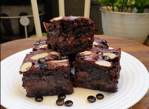 Foto resep Triple Fudge Brownies with Almond Slice