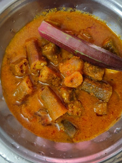சிவப்பு வெண்டக்கை புளி குழம்பு(red ladysfinger puli kuzhambu recipe in tamil) செய்முறை முக்கிய புகைப்படம்