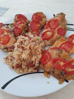 Mozzarellás paradicsomos csirkemell, backonos pirított rizzsel recept fotója