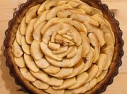 Una foto di torta con mele e albicocca
