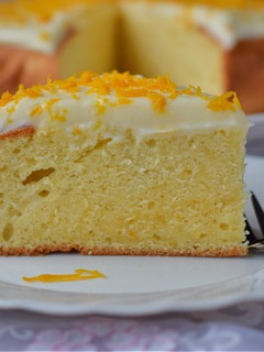 Una foto de Bizcocho de naranja con crema de queso