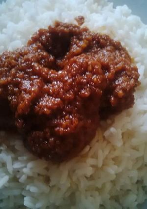 A picture of Boiled rice with carrots stew.