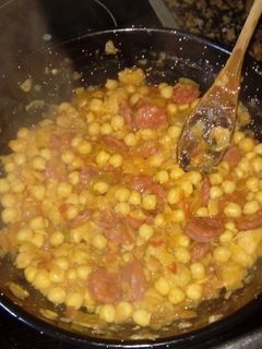 Una foto de Garbanzos con verdura, chorizo y patatas fritas