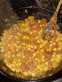Una foto de Garbanzos con verdura, chorizo y patatas fritas