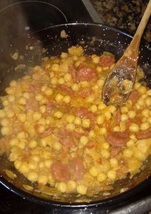 Una foto de Garbanzos con verdura, chorizo y patatas fritas