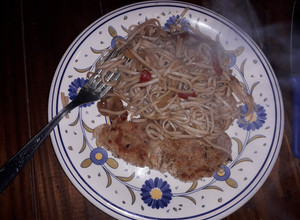 Una foto de Fideos con cebolla y morrón rojo y salsa soja