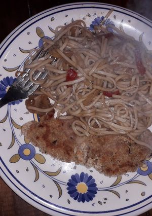 Una foto de Fideos con cebolla y morrón rojo y salsa soja