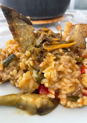 Una foto de Arroz mar y montaña con lomo y bacalao