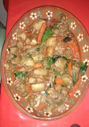 Una foto de Pollo con vegetales